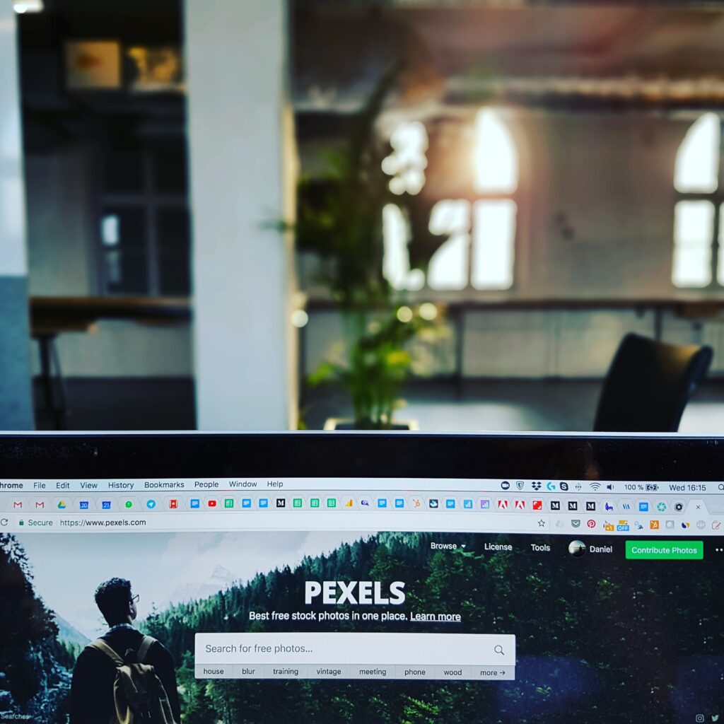 Monitor displaying pexels website